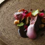 氷見特産の氷見牛を炭火で焼き、ビーツのソースで。炭火焼ならではのジューシーな味わいが口いっぱいに広がります。その日獲れた野菜を使用するので、カリフラワーや根セロリをソースに使用することもあります。