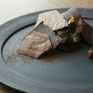 コーヒーの苦味やクリームの甘み、オペラの大事な要素は保ちつつも自由な発想から再構築された、渡辺シェフならではの逸品。濃厚なチョコレート、モカ、コーヒーがうまく混ざり合い、ほろりと優しくくちどけします。