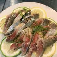 瀬戸内産真いわしのレモンマリネ。本場の味を再現しています。