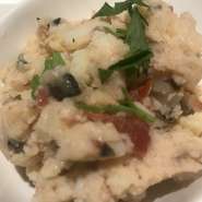 シチリア産ドライトマト・アンチョビ・オリーブで和えたもの。