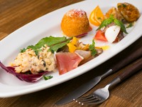 シチリア伝統料理の数々を一皿で堪能できる『前菜盛合せ（1人前）』