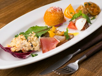 シチリア伝統料理の数々を一皿で堪能できる『前菜盛合せ（1人前）』