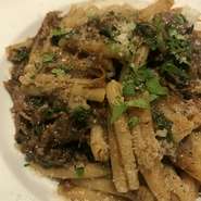 広島牛赤ワイン煮込みのソースにショートパスタで。