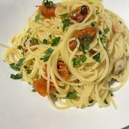 シンプルなペペロンチーノにシチリア産ドライトマトで一味加えて。