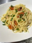 シンプルなペペロンチーノにシチリア産ドライトマトで一味加えて。