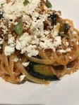 軽めのチーズと揚げナスとバジル。細めの平たい麺。