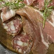 生ハム、パンチェッタ、サラミ2種など。