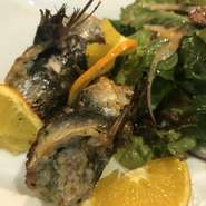 イワシを開いてパン粉を詰めてオーブン焼き。