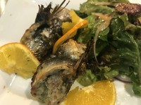 イワシを開いてパン粉を詰めてオーブン焼き。