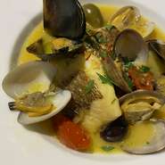 その日の魚とアサリ、ムール貝をサフランスープで。