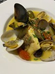 その日の魚とアサリ、ムール貝をサフランスープで。