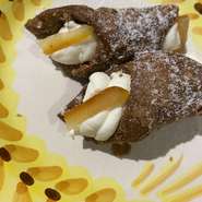 筒状に揚げた生地に甘いリコッタチーズを詰めたもの。