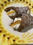 筒状に揚げた生地に甘いリコッタチーズを詰めたもの。