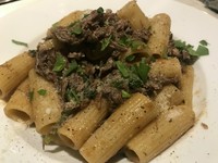 シチリア産赤ワイン煮込みで。筒状のパスタ。