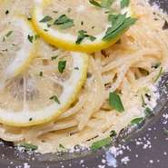 レモンの皮を使用し、ほのかな酸味。太麺。