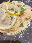 レモンの皮を使用し、ほのかな酸味。太麺。