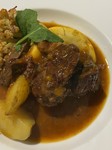ホホ肉をシチリア産赤ワインでじっくり柔らかく煮込んだもの。