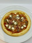 赤玉ねぎ、アンチョビ、オリーブ、オレガノ、リコッタチーズ、トーストソース