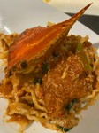 うま味たっぷりのソースに波状の平たい麺で。