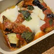 揚げナスにシンプルにトマトソースとモッツァレラチーズで。