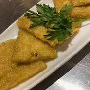 ヒヨコ豆を粉状にして火にかけながら練り、固めて揚げたもの。