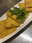 ヒヨコ豆を粉状にして火にかけながら練り、固めて揚げたもの。