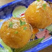 サフランリゾットに広島牛煮込みとモッツァレラチーズを詰めたもの。