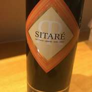 ネロダーヴォラ、カベルネソーヴィニヨン、メルロー、シラー
樽熟成により引き出されたカカオやバニラの香りはふくよかで温かみを感じる。4種のブドウの旨味が存分に引き出されている。