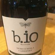 ネロダーヴォラ55％カベルネソーヴィニヨン45％
プラムやカシス、黒スグリのような熟した果実の香りに、かすかにグリーンのニュアンス。ジューシーなタンニンと柔らかい酸。
