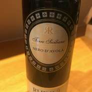 ネロダーヴォラ100％
濃いルビー色。木苺やラズベリー等の森のフルーツを思わせる香り。溶け込んだタンニンに程よい酸が感じられる。
