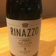 シラー100％
南らしい果実味が豊かでありながら独特なスパイシーさも併せ持つ、飲みごたえのある逸品。
