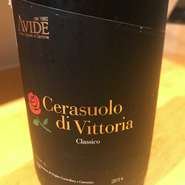 フラッパート70％ネロターヴォラ30％
シチリア初のDOCG地域に昇格したチェラスオーロ・ディ・ヴィットリア産で、同地特有の綺麗で上品、繊細な味わいが特徴。