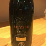 ネレッロマスカレーゼ50％ネレロカプッチョ50％
シチリアで最も有名なスポット、エトナ山の麓で栽培されたブドウを使用したエトナワイン。しっかりとした」渋みやタンニンを味わえます。