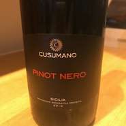 ピノネロ１００％
サクランボ、プラムの香りがラズベリーの芳香と溶け合い繊細なタンニンが感じられる。