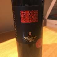 ネロダーヴォラ60％カベルネソーヴィニヨン20％シラー20％
自ブドウ主体ながらカベルネの柔らかさ、シラーのスパイシーさを含んだ画期的な造り。飲むほどに複雑な味わいが楽しめる渾身のフルボディ。