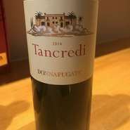 カベルネソーヴィニヨン60％ネロターヴォラ30％シラー10％
ドンナフガータ社の看板照明。ベルベットのように包み込むタンニンとフルーティーでスパイシーな余韻が長く続く。