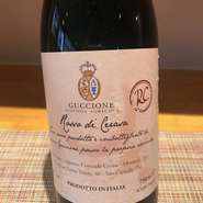 ネレロマスカレーゼ50％ペッコリーネ50％
シチリア土着品種2種類のブレンドはぐっちょグッチョーネ家代々の伝統。コクとまろやかさに加え果実味の強さだけではないエレガントでバランスの取れた仕上がり。
