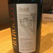 ネロターヴォラ70％フラッパート30％抜栓後飲むほどに味が変化し、まろやかにかつ舌にゆっくりと広がる果実感は申し分ない。ドライかつリッチ、軽いタンニンとわずかな渋み。
