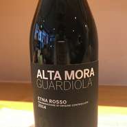 ネレロマスカレーゼ100％
熟した果実のほのかな香りに始まり、魅力的なスパイシーさとミネラル感が熟した野イチゴの香りを際立たせる。広がりのある味わいは上品かつコクがあり余韻も長い。
