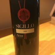 ネロダーヴォラ50％カベルネソーヴィニヨン50％
パワフルで余韻が長く飲むほどに味わいが柔らかくまろやかになるため、時間をかけて楽しめるフルボディ。