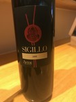 ネロダーヴォラ50%カベルネソーヴィニヨン50%
パワフルで余韻が長く飲むほどに味わいが柔らかくまろやかになるため、時間をかけて楽しめるフルボディ。