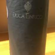 ネロターヴォラ１００％
プラムやカシスのようなアロマ。なめらかでふくよかなタイプ。ジューシーな果実味。