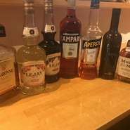 スプリッツ　　　　アマレットジンジャー
アマレットオレンジ　　　カンパリソーダ
カンパリオレンジ　　　カシスオレンジ
カシスソーダ　　　　ピーチソーダ　　など各600円
ジャパニーズクラフトジン　六　700円
