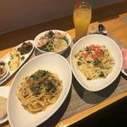本日のパスタ　　オイルソース　又は　トマトソース
自家製パン付き

プラス110円　ミニサラダ
プラス150円　ソフトドリンク
プラス275円　本日のミニドルチェ