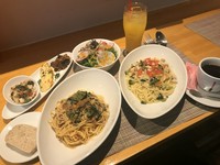 本日のパスタ　　オイルソース　又は　トマトソース
自家製パン付き

プラス110円　ミニサラダ
プラス150円　ソフトドリンク
プラス275円　本日のミニドルチェ