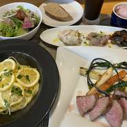 ミニサラダ、前菜5種盛り合わせ、パスタorピザ1品チョイス、メインお肉orお魚1品チョイス、ドルチェ、1ドリンク付(アルコールok)