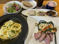 ミニサラダ、前菜5種盛り合わせ、パスタorピザ1品チョイス、メインお肉orお魚1品チョイス、ドルチェ、1ドリンク付(アルコールok)