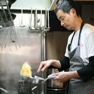 堅苦しいこと抜き、どなたにも楽しんでいただけるよう、声掛けやサービスに努めています。ご要望やご相談があれば、カウンター越しに気軽にお声掛けください！