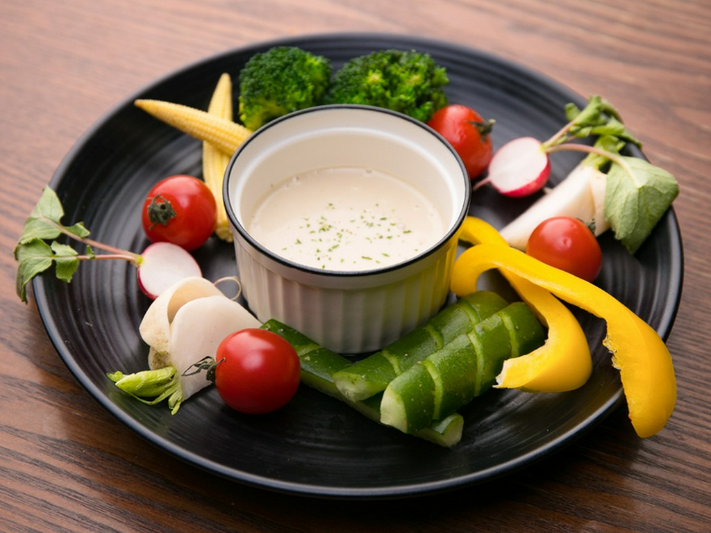 目にも鮮やか！　国産野菜の濃い味わいをいただく『彩り野菜のバーニャカウダ』