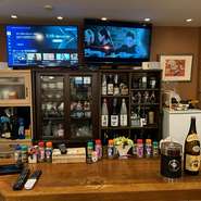 5席ほどのカウンターからはカラオケモニターが二台完備しカラオケしながらスポーツ番組、映画も視聴できあます
